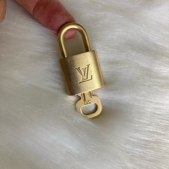 Louis Vuitton 319 - Picture 2 of 4